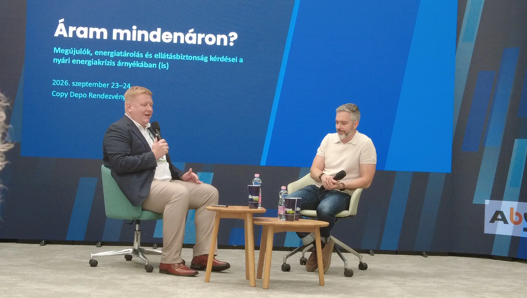 A nyitó beszélgetés színpadképe.
